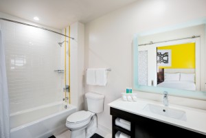 Holiday Inn Express San Francisco Union Square - Standard Guest Bathroom